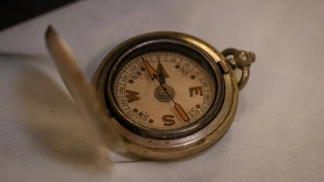 Dlaczego kompas wskazuje północ? Odkryj tajemnice magnetyzmu Ziemi