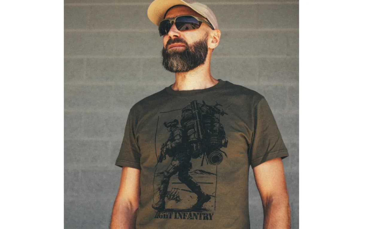 Odzież „low profile”. Jaką koszulkę taktyczną wybrać do codziennego użytku (EDC)?