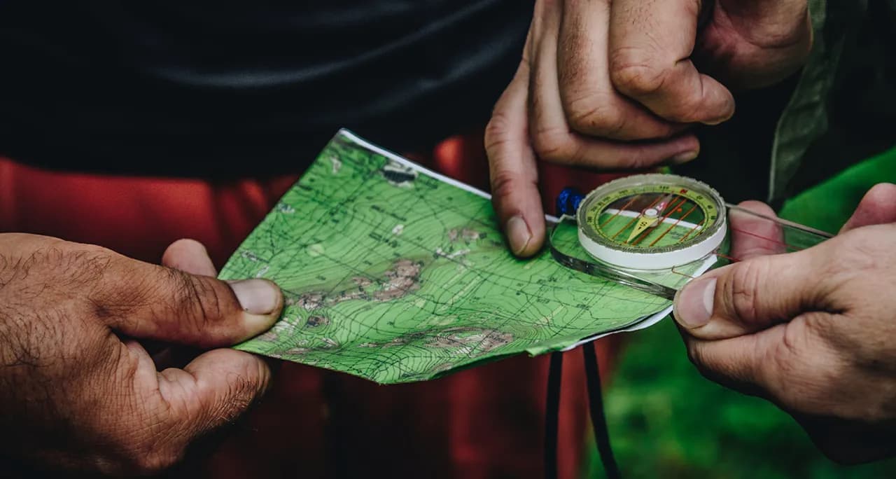 Jak działa kompas magnetyczny? Odkryj tajemnice jego działania