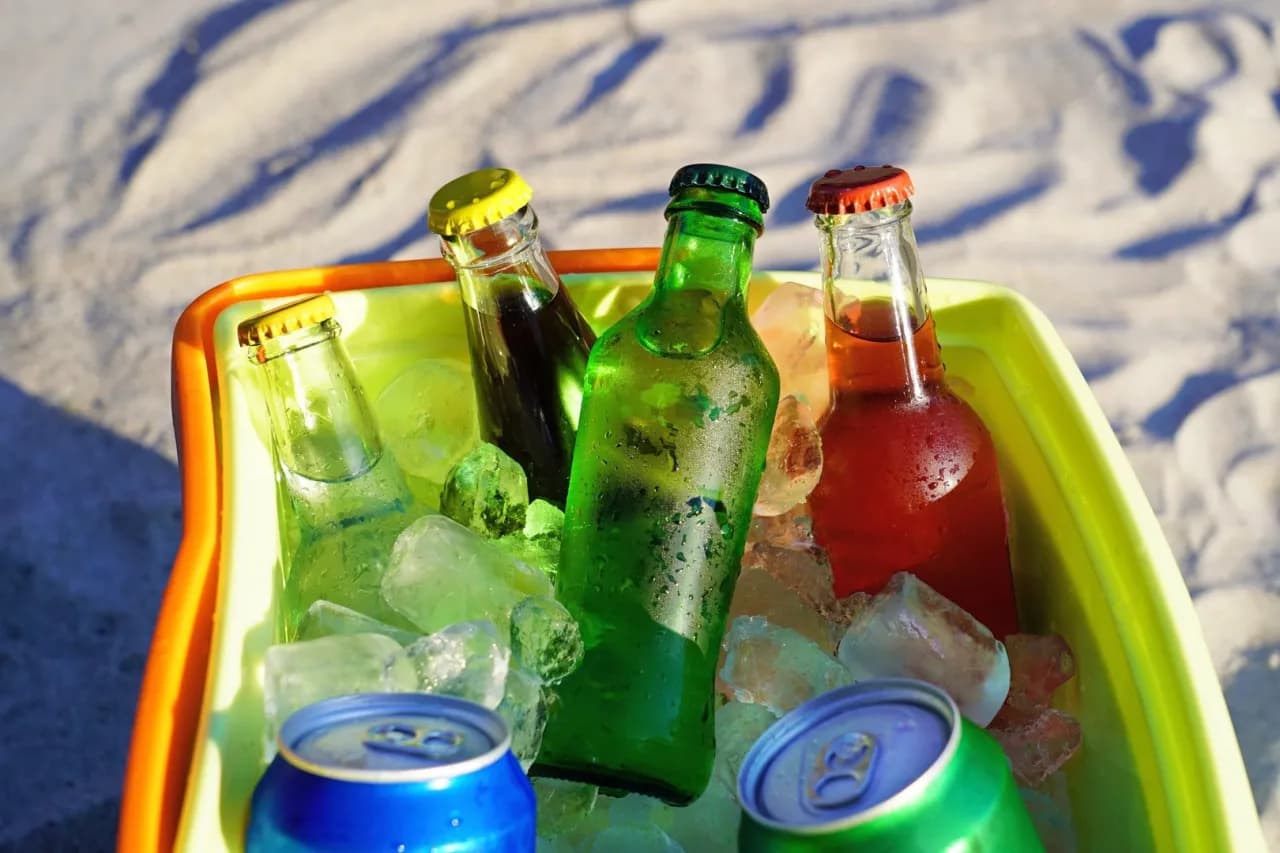 Jak schłodzić piwo na biwaku? Sprawdzone metody na ciepłe dni