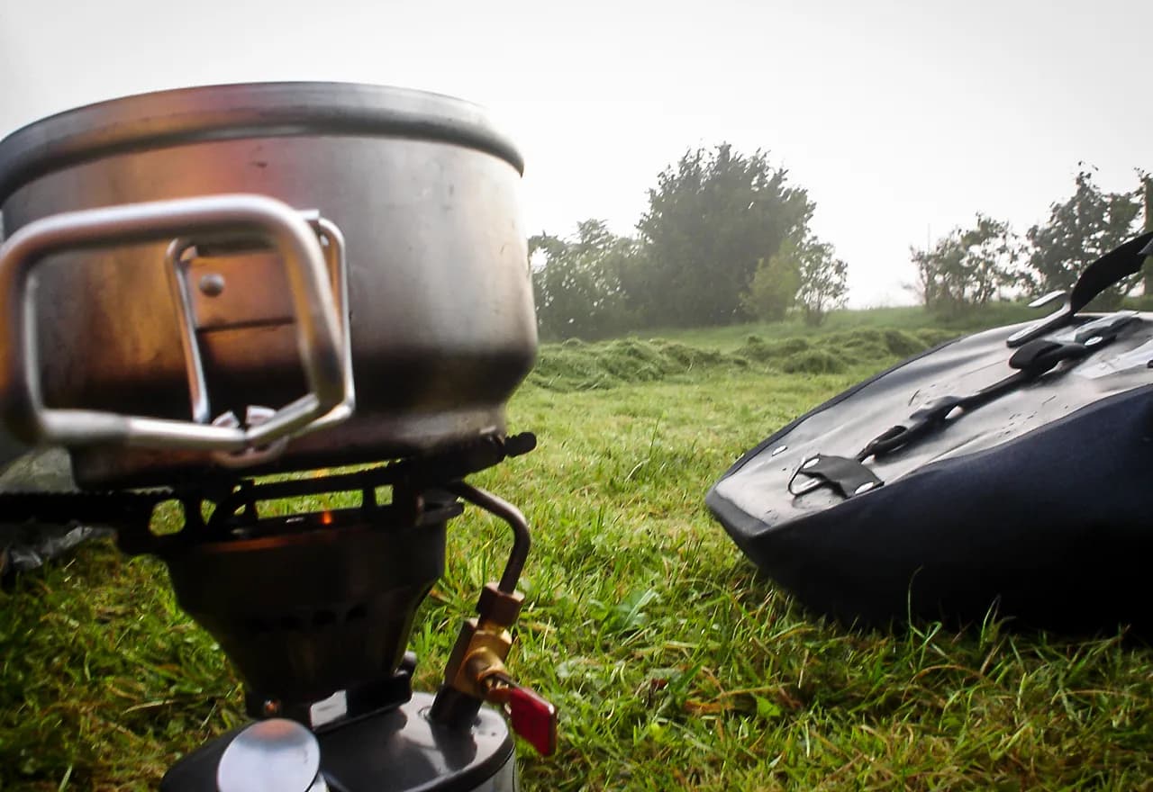 Co gotować na biwaku? Proste przepisy na pyszne dania na kempingu